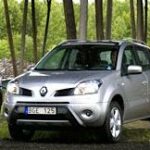 en grupp bilar parkerade i en garageplats (AI text)