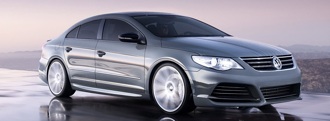 En Volkswagen bil på en våt väg. (AI text)