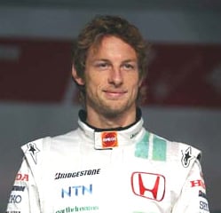 En racerförare i ett grönvit racingoverall (AI text)