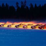 en grupp bilar parkerade i snön (AI text)