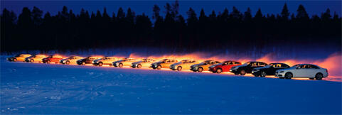 en grupp bilar parkerade i snön (AI text)