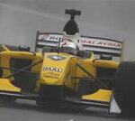 En gul formel 1-bil kör på en bana. (AI text)