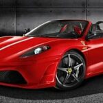 En röd Ferrari F12tdf sportbil i en garage. (AI text)