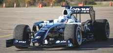 En Williams F1-bil kör på en bana. (AI text)