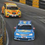 En racebil tävlar på en bana. (AI text)