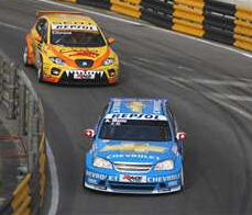 En racebil tävlar på en bana. (AI text)