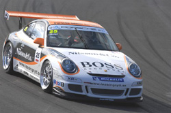 En Porsche 911 GT3 RS-bil i racingutförande på en racerbana. (AI text)