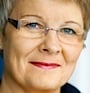 En kvinna i glasögon och en blå skjorta. (AI text)