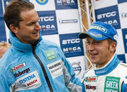 En racerförare och en mekaniker poserar för en bild. (AI text)