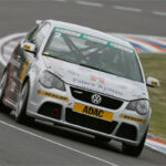 En Volkswagen Golf GTI tävlar på en racerbana. (AI text)