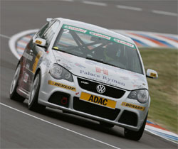 En Volkswagen Golf GTI tävlar på en racerbana. (AI text)