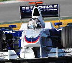 En BMW F1-bil kör på en bana. (AI text)