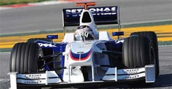 En BMW F1-bil kör på en bana. (AI text)