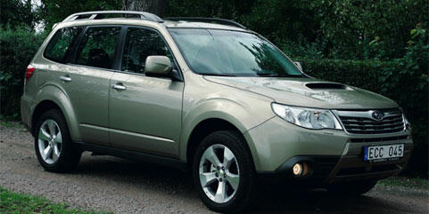 En Subaru Forester parkerad vid en grusväg. (AI text)