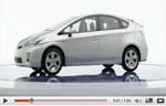 En Toyota Prius parkerad på en vit yta. (AI text)