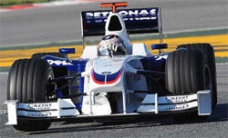 En BMW F1-bil kör på en bana. (AI text)