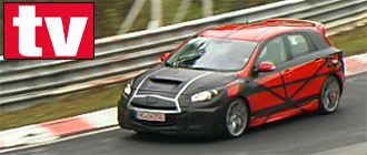 En röd och svart bil kör på en bana. (AI text)