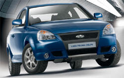 En blå bil kör nedför en tunnel. (AI text)