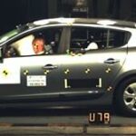 En bil testas i en krock. (AI text)