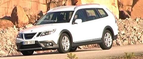 En vit SUV kör nerför en väg. (AI text)