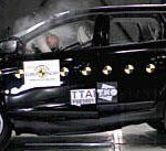 En bil testas i en kraschtest. (AI text)