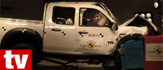 En person kör en lastbil. (AI text)