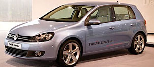 En blå Volkswagen Golf GTI parkerad i en utställningshall. (AI text)