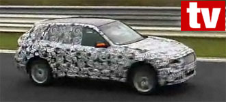 BMW X5 xDrive40d snappad på racerbana (AI text)