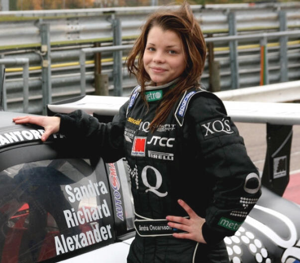 En kvinna poserar bredvid sin racebil. (AI text)