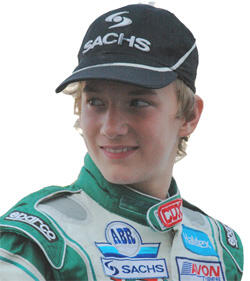 en ung man i en racingskjorta (AI text)