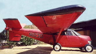 En röd flygplan parkerad framför en hus. (AI text)