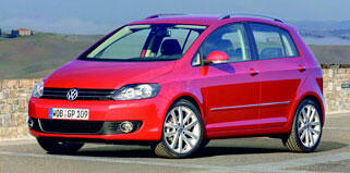 En röd Volkswagen Golf parkerad vid en vägkant. (AI text)