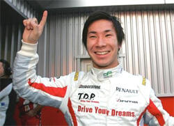 En racerförare i ett vitt ytterplagg håller upp en hand. (AI text)