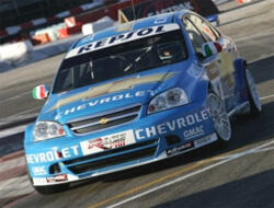 En Chevrolet Saturn Racing RSV bil på en bana. (AI text)