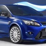 En blå Ford Focus ST framför en blå bakgrund. (AI text)