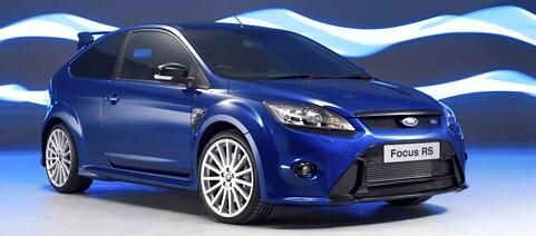 En blå Ford Focus ST framför en blå bakgrund. (AI text)
