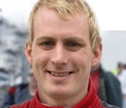 en racer i en röd racerdräkt (AI text)