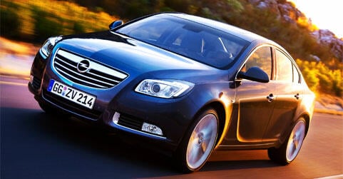 En bil kör ner en väg. (AI text)