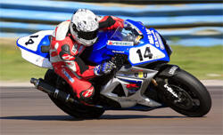 en racerbilförare på en motorcykel på en racerbana (AI text)