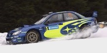 En rallybil kör genom snön. (AI text)