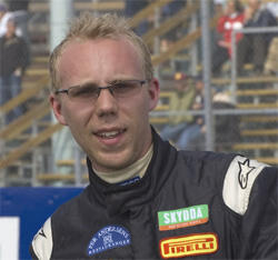 En racerförare i raceoverall (AI text)