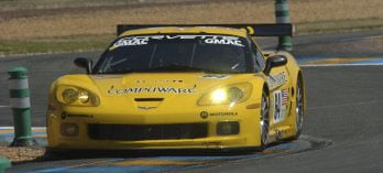 En gul Chevrolet Corvette C6-racebil på en bana. (AI text)