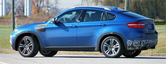 BMW X6 snappades på att köra längs vägen. (AI text)