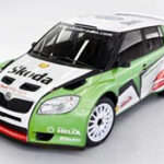 En grön och vit rallybil (AI text)