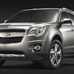 2012 års Chevrolet Equinox visas mot en mörk bakgrund. (AI text)