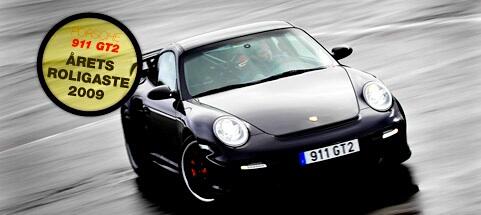 En Porsche 911 GTS kör på en våt banbana. (AI text)