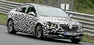 En Mercedes-Benz C-klass upptäcktes på en racerbana. (AI text)