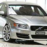 En Volvo S60 parkerad i garagen. (AI text)