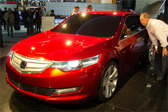 En röd konceptbil Acura TLX utställd på Acura World Car Show. (AI text)