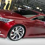 En röd bil visas upp på en bilsalong. (AI text)